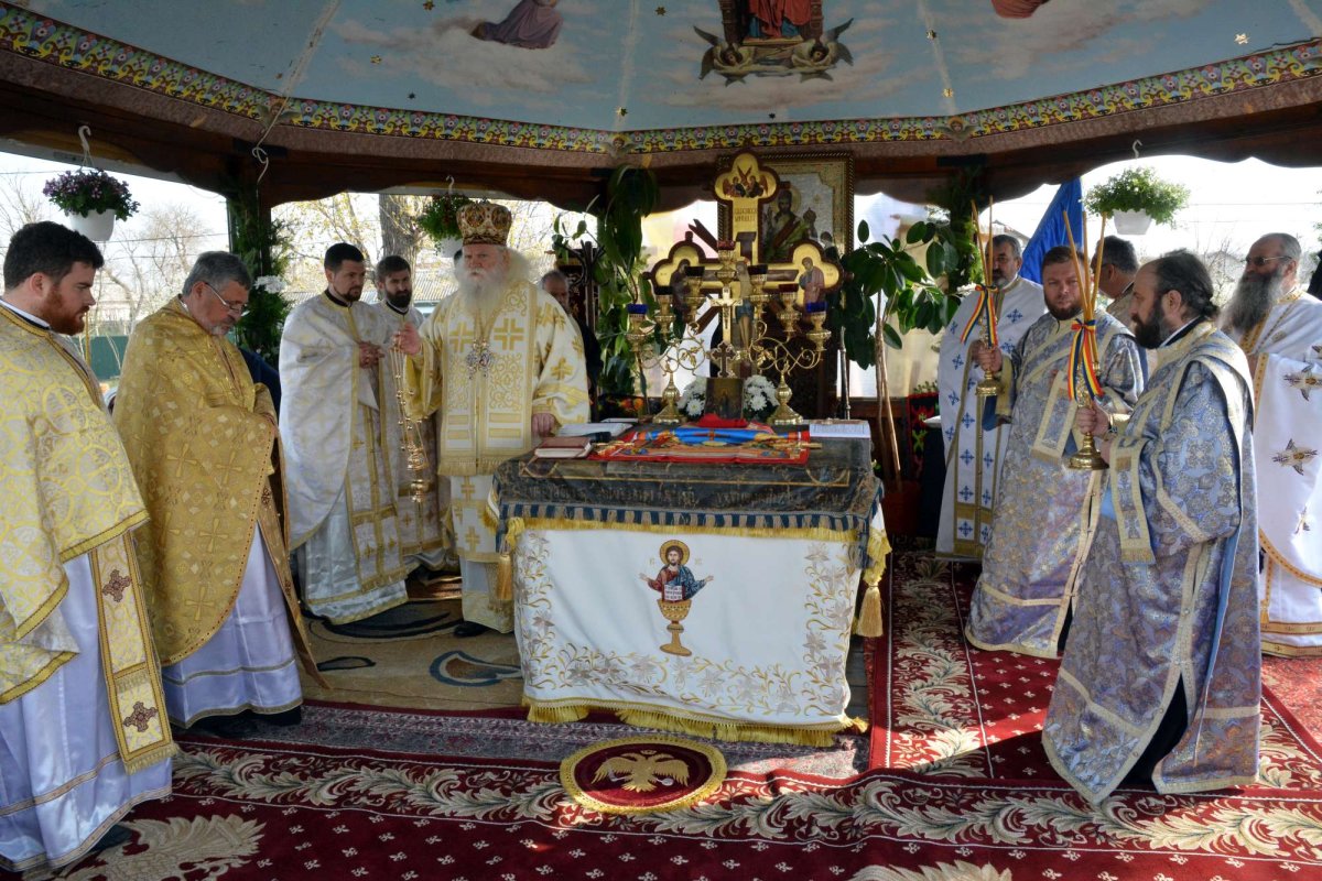 Mii de oameni s-au rugat împreună la Andrieşeni 20021