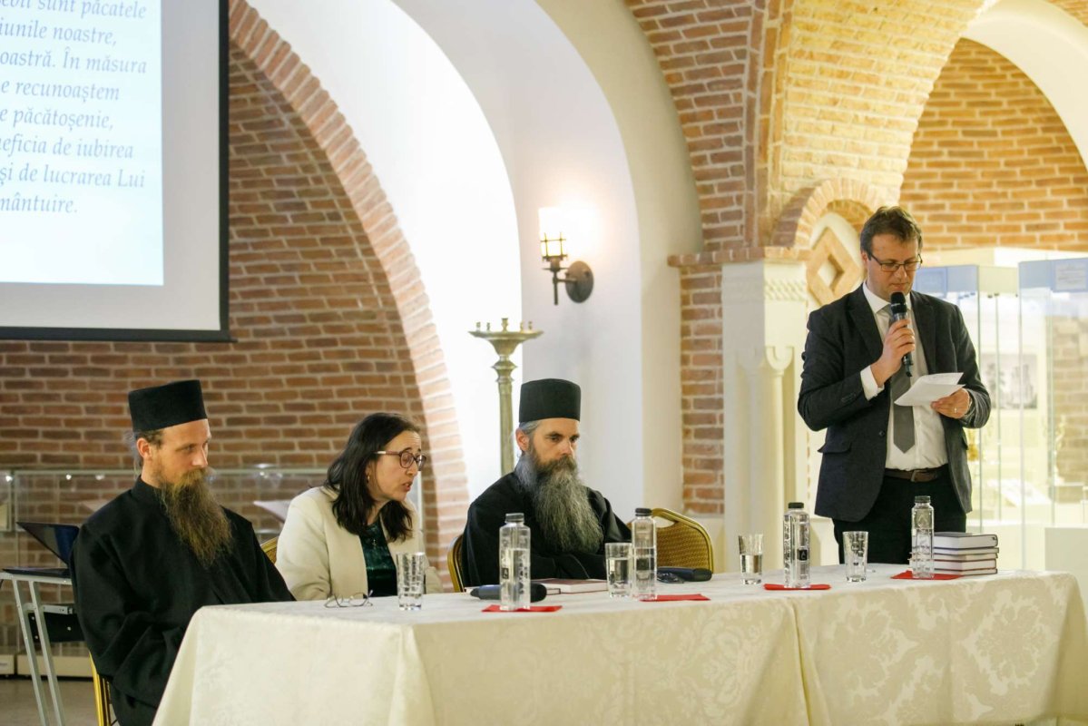 Editura Doxologia a lansat cartea „Din Răsărit în Apus“, a părintelui Placide Deseille 19955