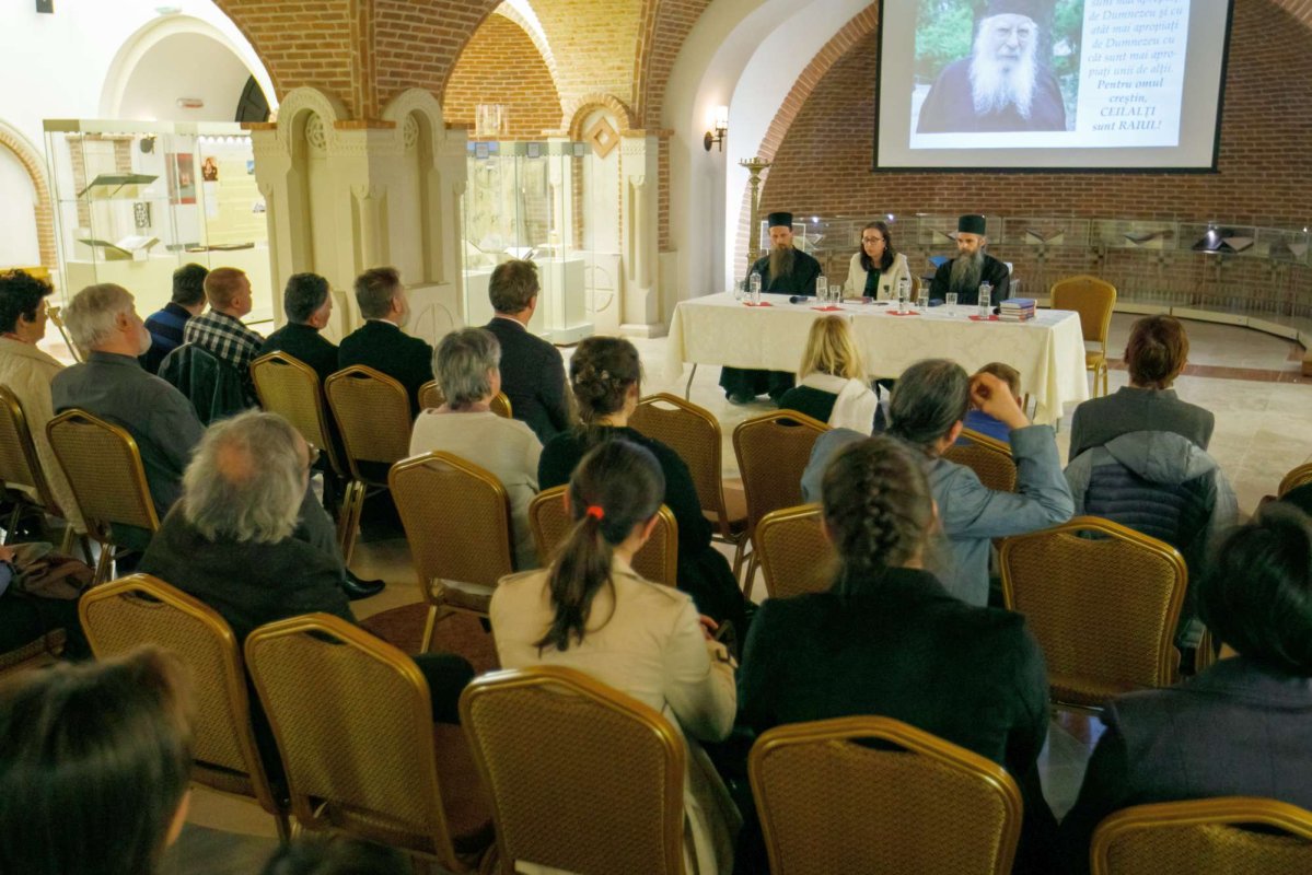 Editura Doxologia a lansat cartea „Din Răsărit în Apus“, a părintelui Placide Deseille 19956