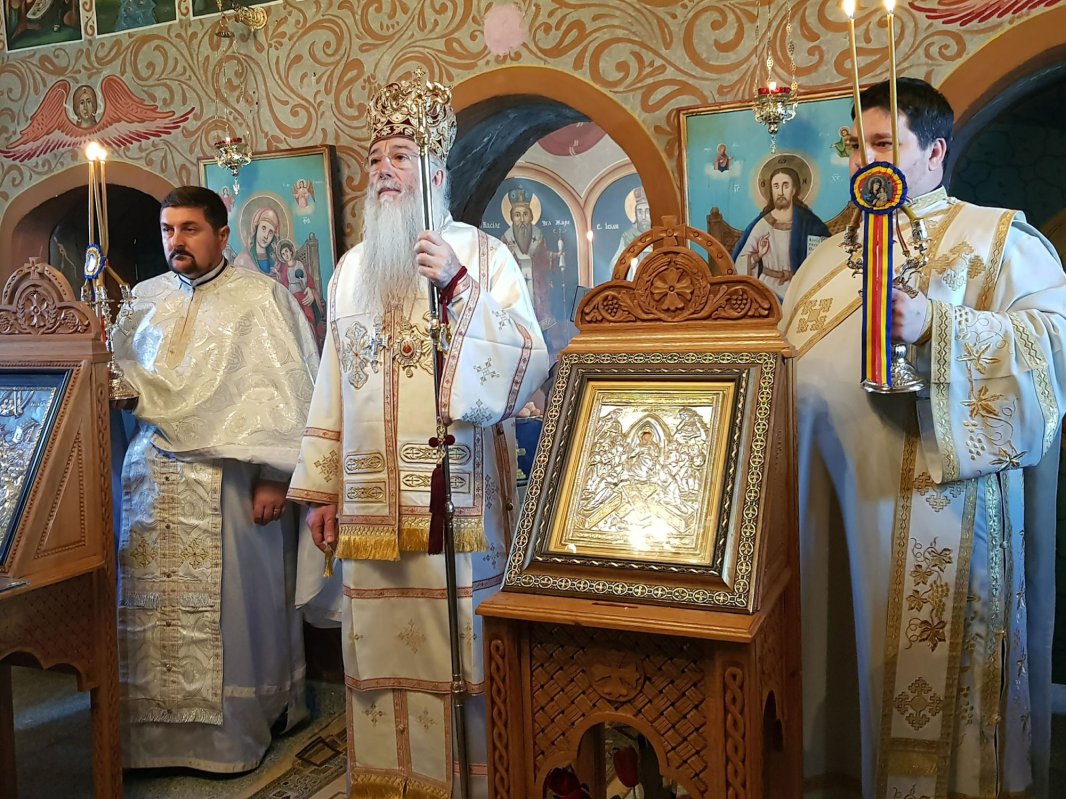 Slujire arhierească în Parohia mehedinţeană Godeanu 19979