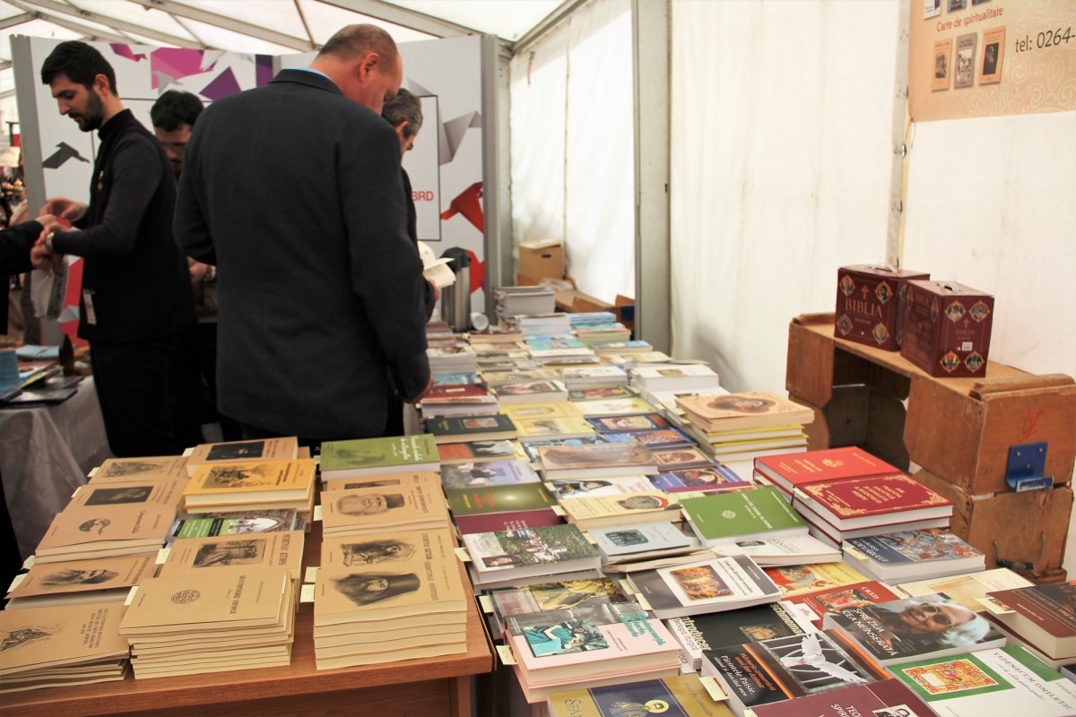 Lansări ale Editurii „Renașterea” la „Gaudeamus”, Cluj-Napoca 19892