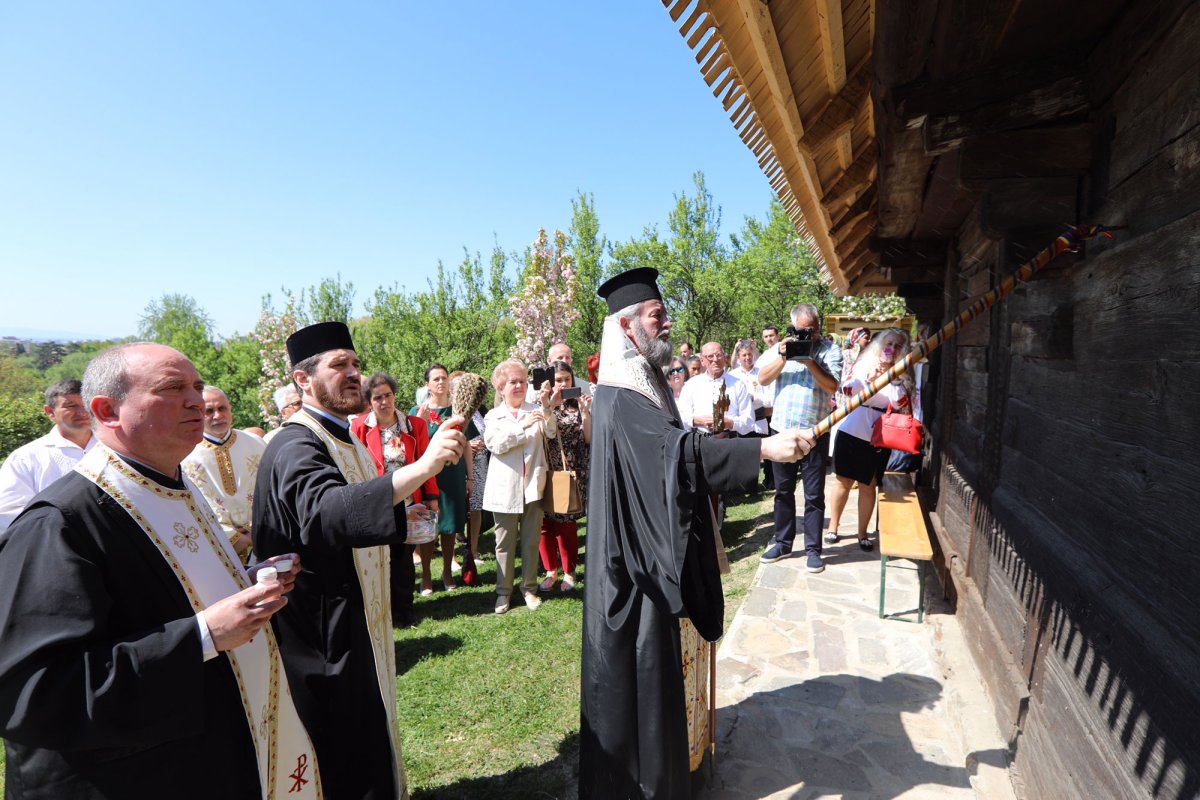 Biserica din Muzeul Satului din Baia Mare a fost resfințită 19729