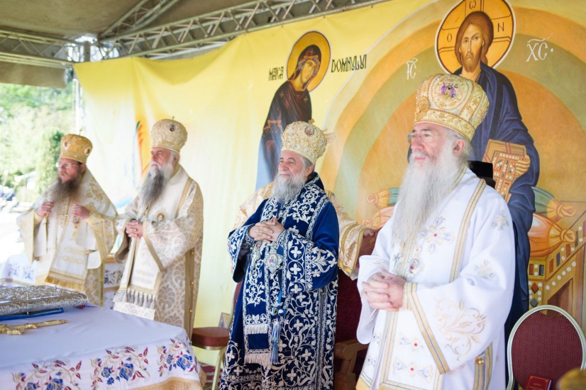 Slujbă arhierească la Catedrala Arhiepiscopală din Râmnic 19665