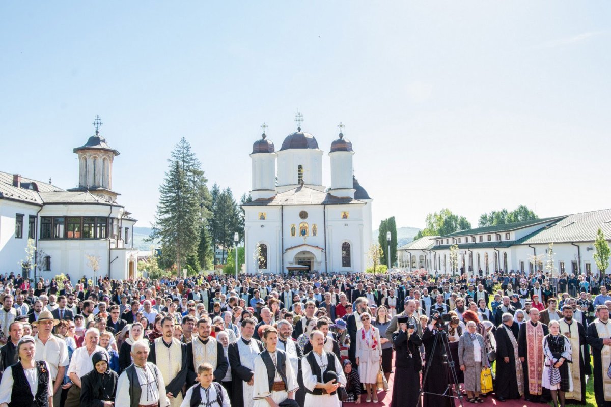 Slujbă arhierească la Catedrala Arhiepiscopală din Râmnic 19669