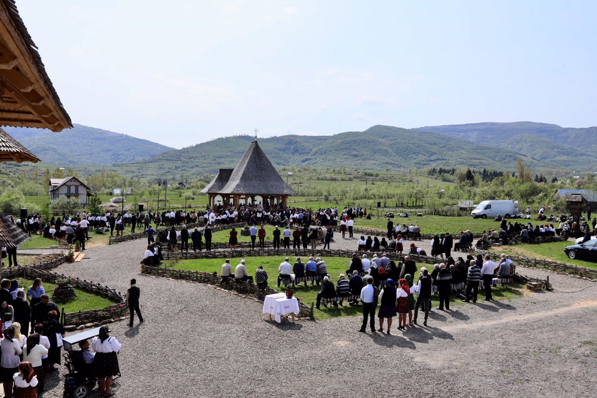 Slujiri arhierești în Duminica Mironosițelor 19659