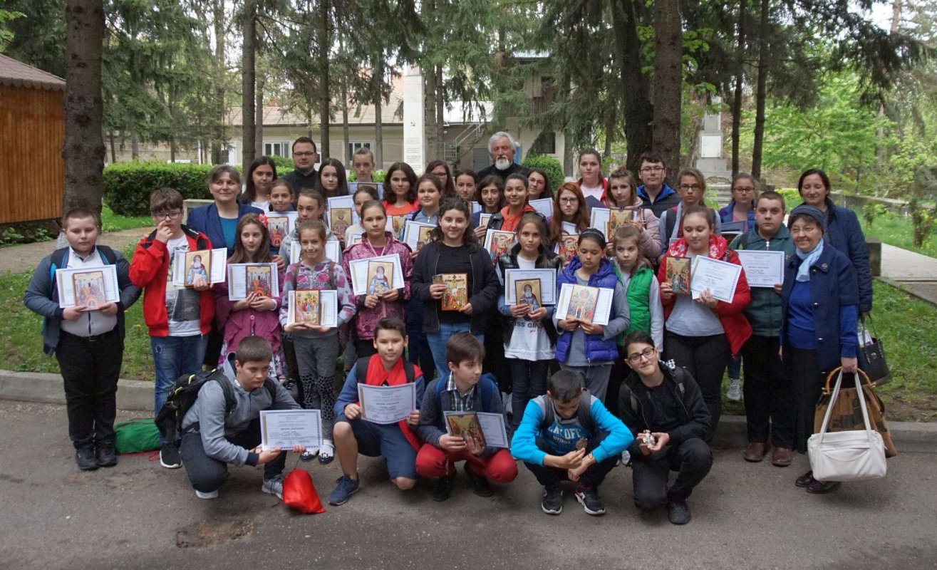 Elevii păşcăneni premiaţi în cadrul Concursului „Unirea: unitate şi libertate“ 19471