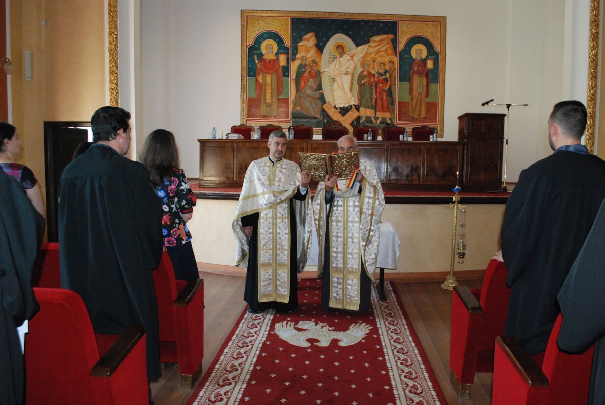 Moment festiv pentru teologii craioveni 19295