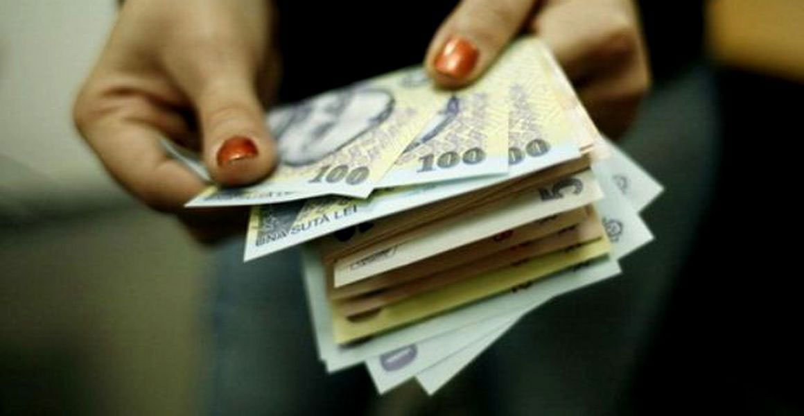 Românii dau lunar 734 de lei pe credite şi datorii 19351