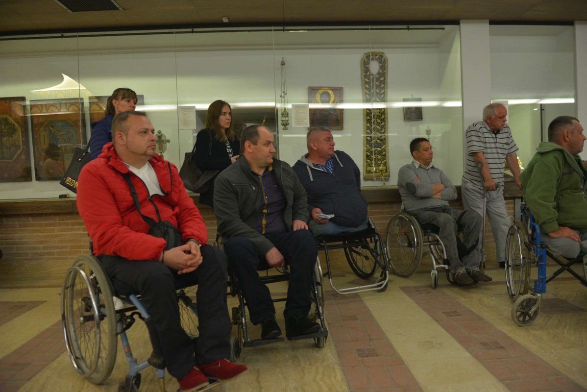 Episcopia Ortodoxă Română a Italiei a donat la Iaşi cărucioare persoanelor cu dizabilităţi 19202