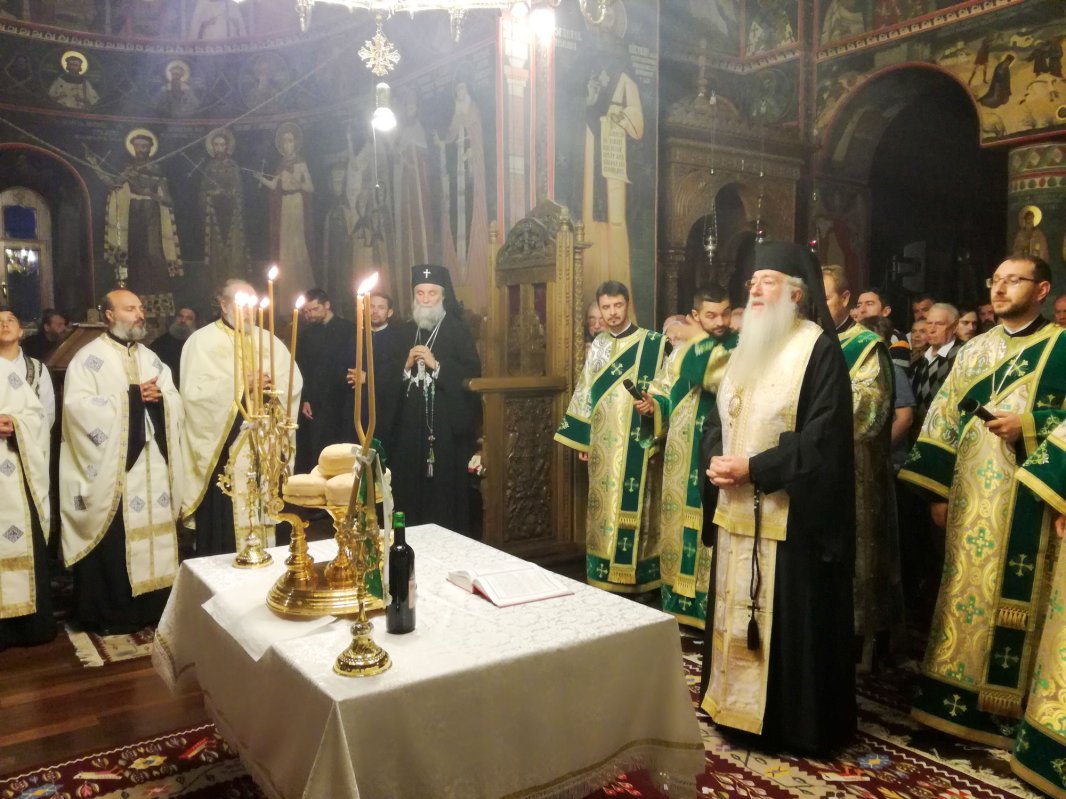 Liturghie arhierească la Altarul Mănăstirii Lainici 19082