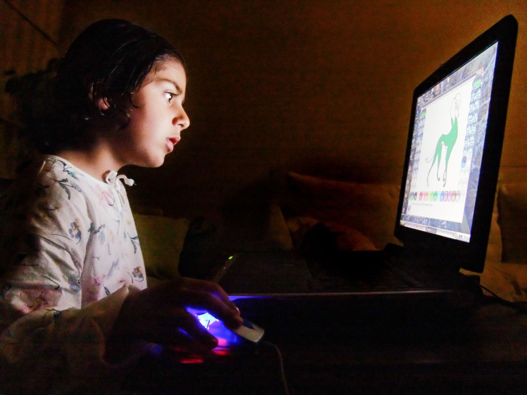 Un copil din zece este dependent de internet 19119
