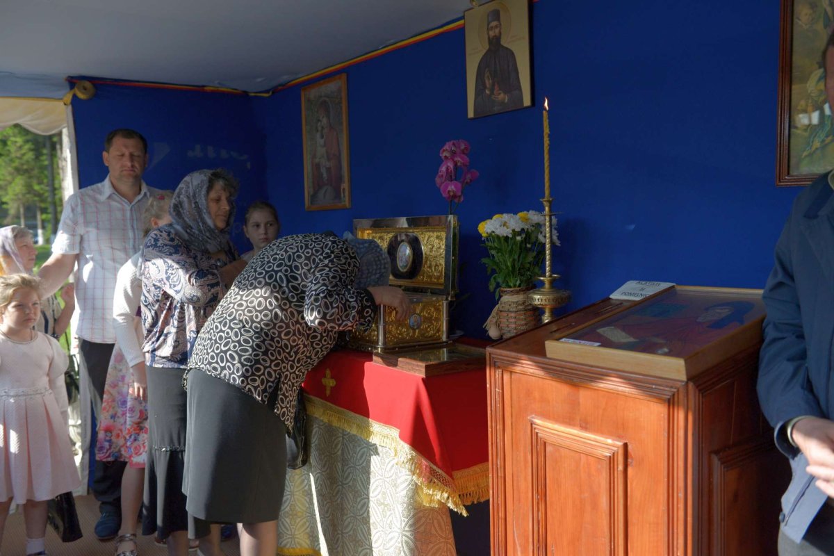 Închinare la moaştele Sfântului Efrem cel Nou, la Botoşani 18914