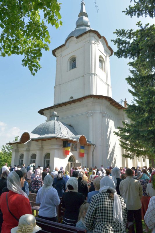 Închinare la moaştele Sfântului Efrem cel Nou, la Botoşani 18915