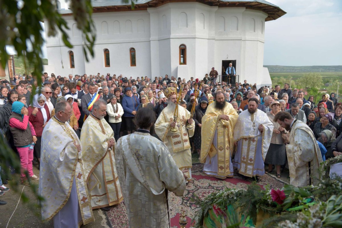 IPS Teofan: „Va veni vremea când adevăraţii închinători se vor închina Tatălui, iar aceasta este vremea Bisericii, a creştinilor“ 18911