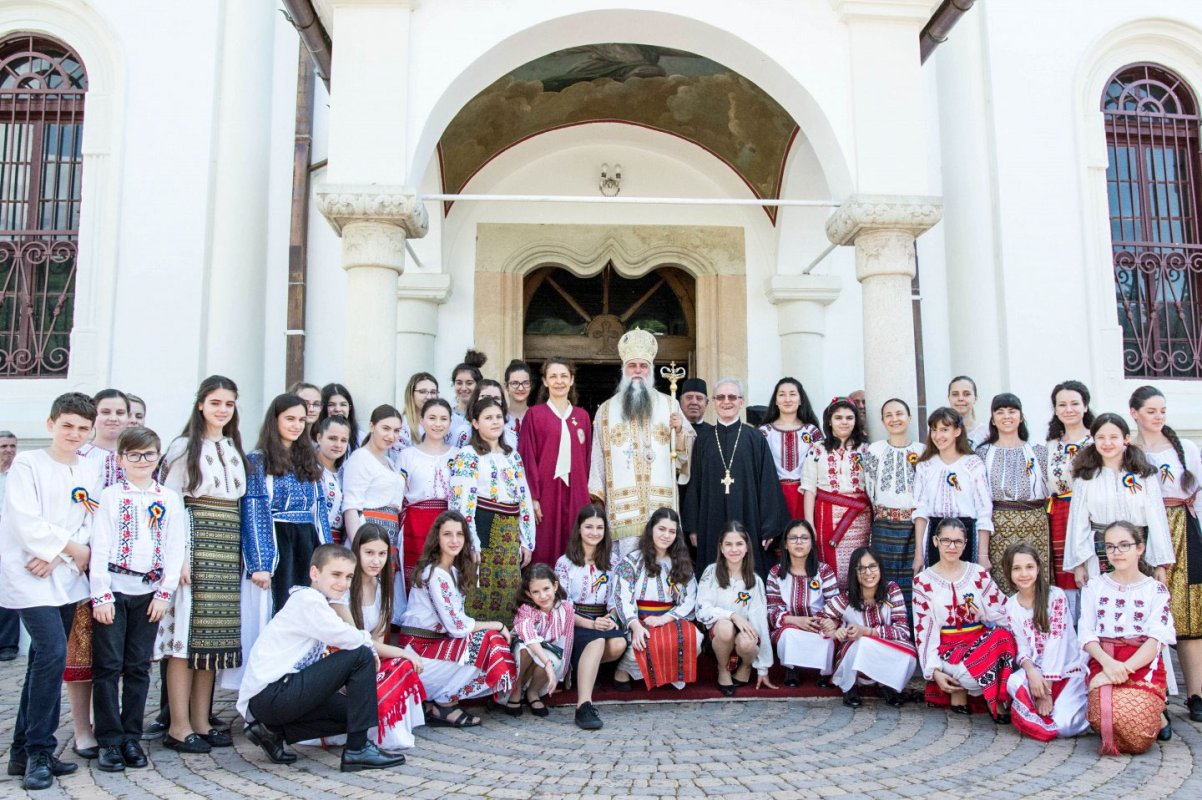 Sfinte Liturghii arhiereşti în Logreşti-Gorj şi Râmnic 18869