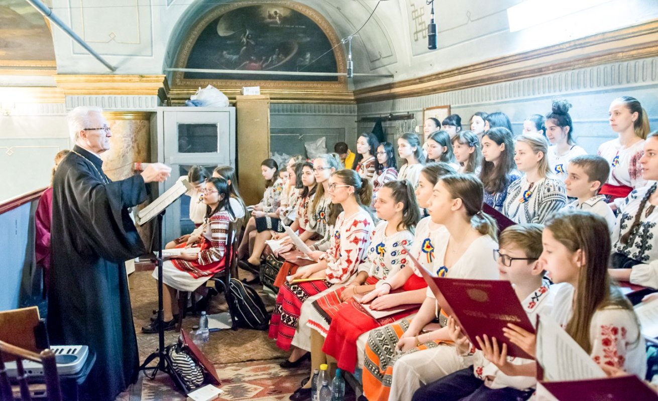 Sfinte Liturghii arhiereşti în Logreşti-Gorj şi Râmnic 18870