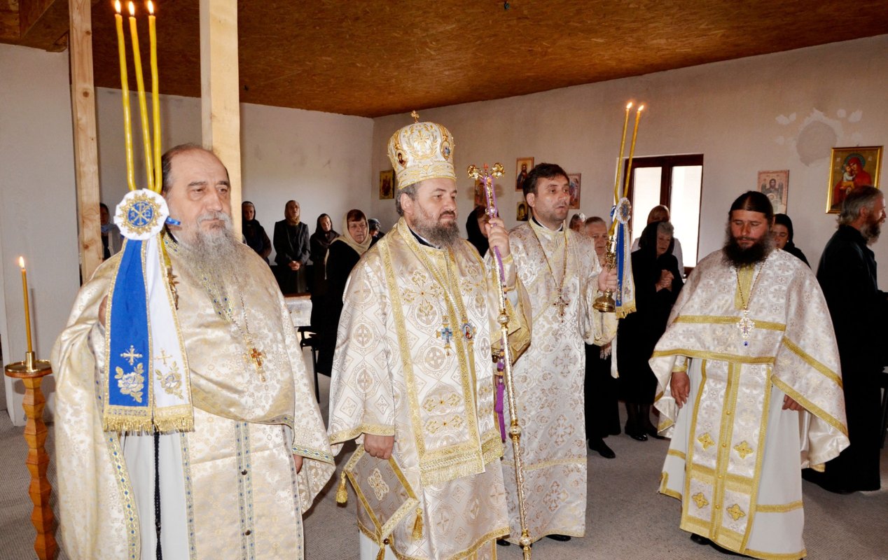 Slujiri arhiereşti şi târnosiri în Duminica a V-a după Paști 18854