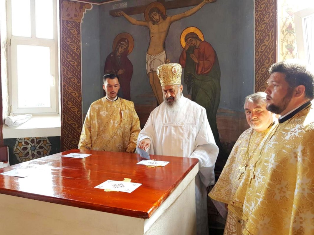 Slujiri arhiereşti şi târnosiri în Duminica a V-a după Paști 18856