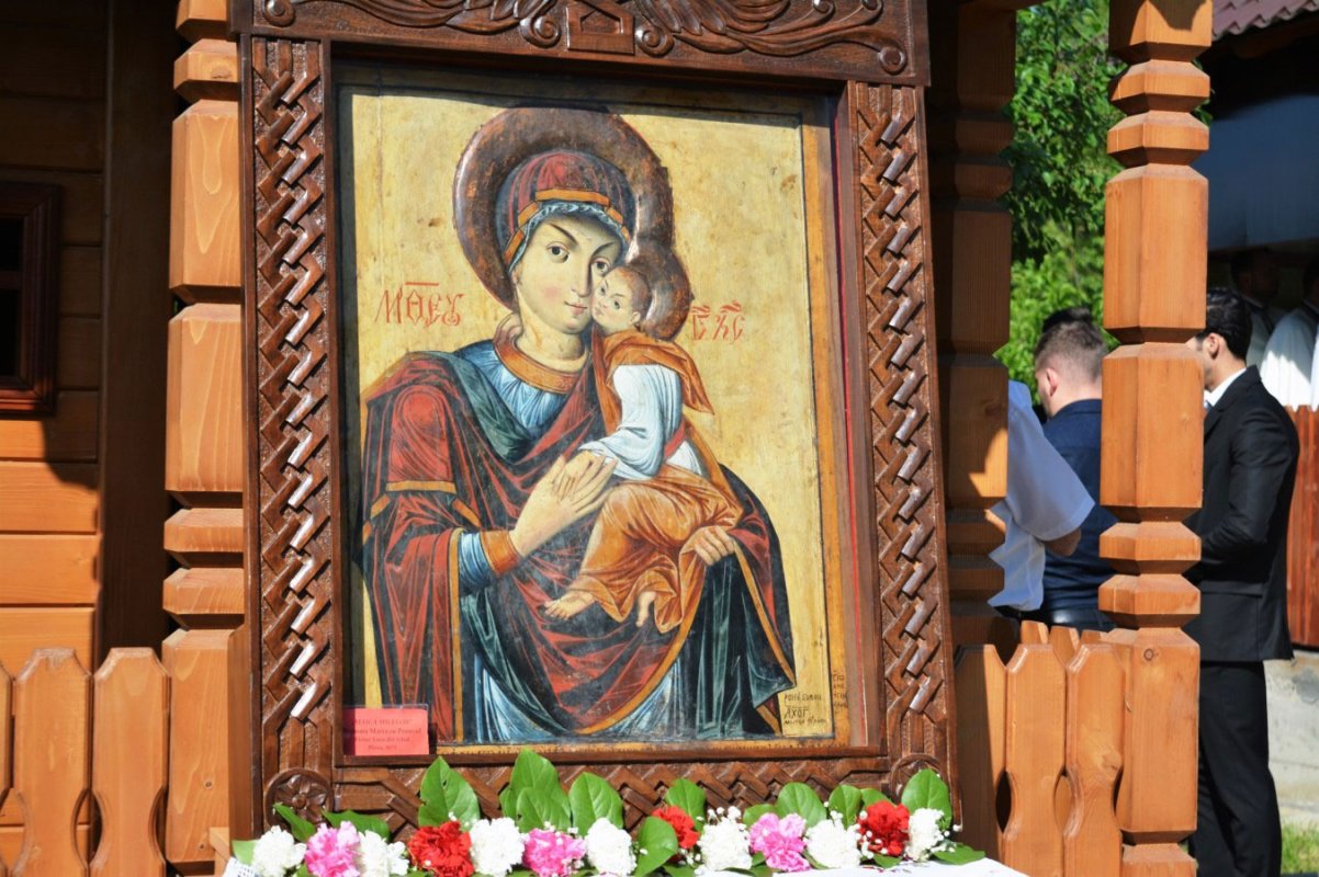 Slujiri arhiereşti şi târnosiri în Duminica a V-a după Paști 18858