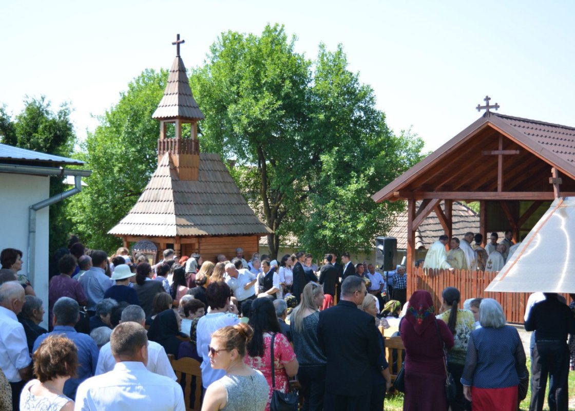 Slujiri arhiereşti şi târnosiri în Duminica a V-a după Paști 18859