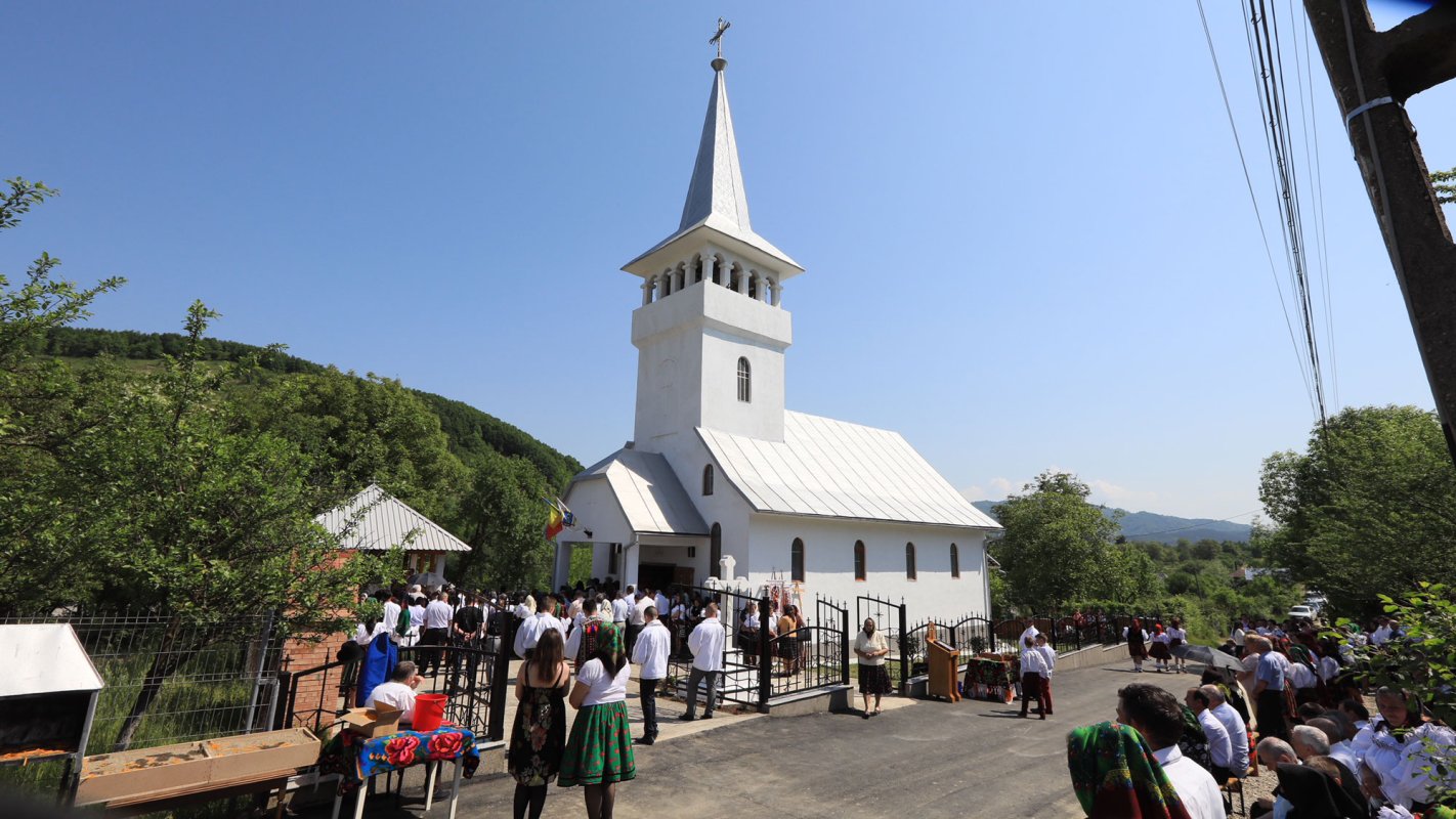 Slujiri arhiereşti şi târnosiri în Duminica a V-a după Paști 18860