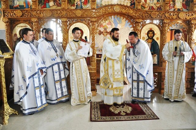 Slujiri arhiereşti şi târnosiri în Duminica a V-a după Paști 18862