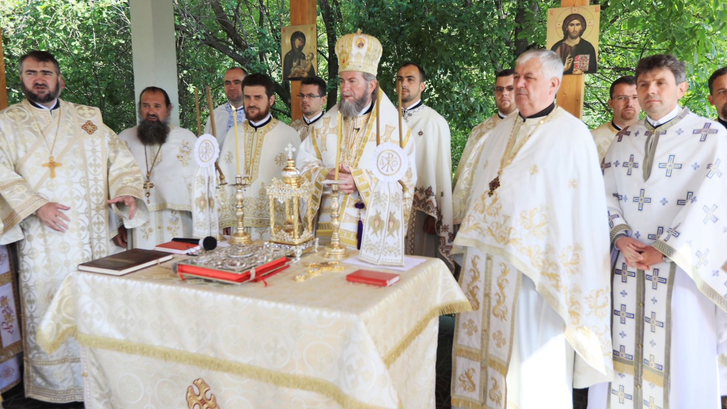 Slujiri arhiereşti şi târnosiri în Duminica a V-a după Paști 18863