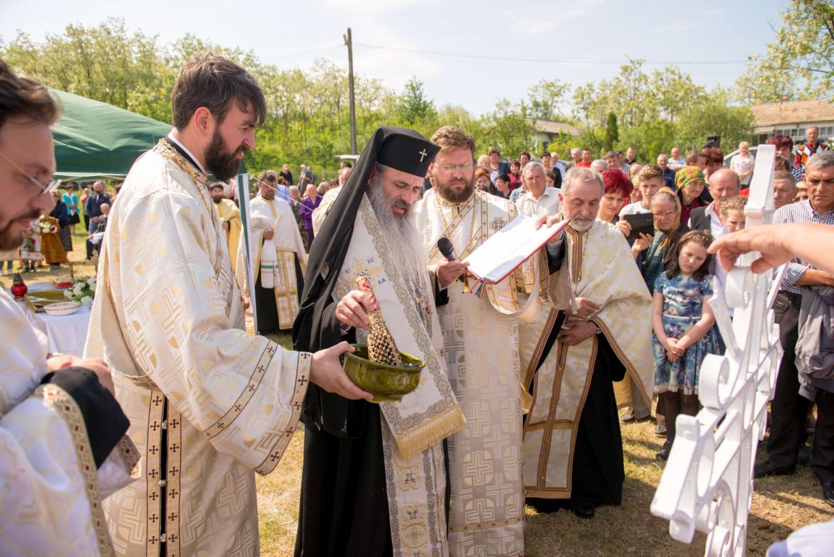 Vizită pastorală a IPS Teofan în comuna Răuseni 18841