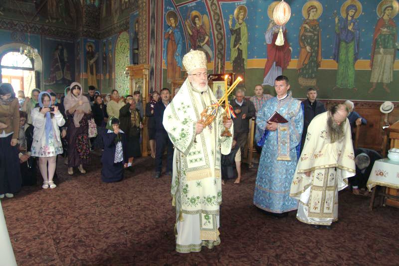 Vizite arhierești și sfințiri de biserici 18886