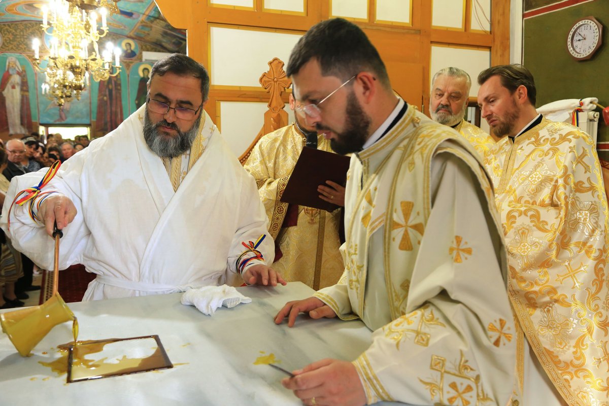 Vizite arhierești și sfințiri de biserici 18887