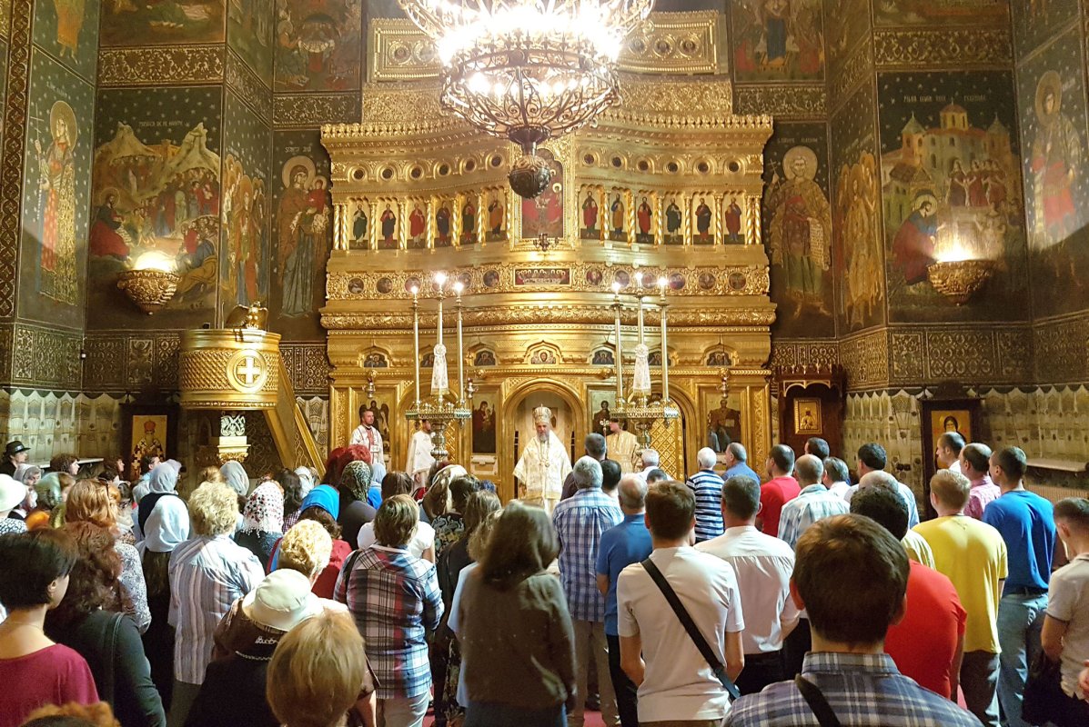 Vizite arhierești și sfințiri de biserici 18888