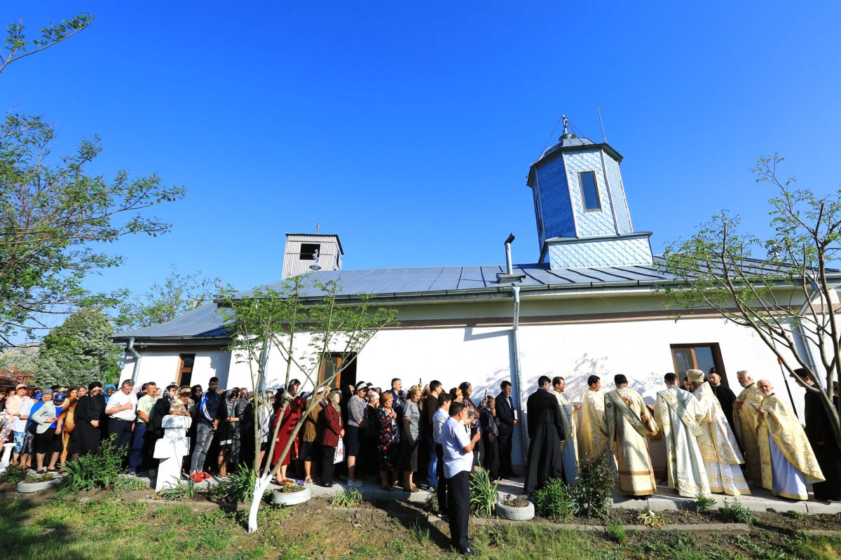 Vizite arhierești și sfințiri de biserici 18891
