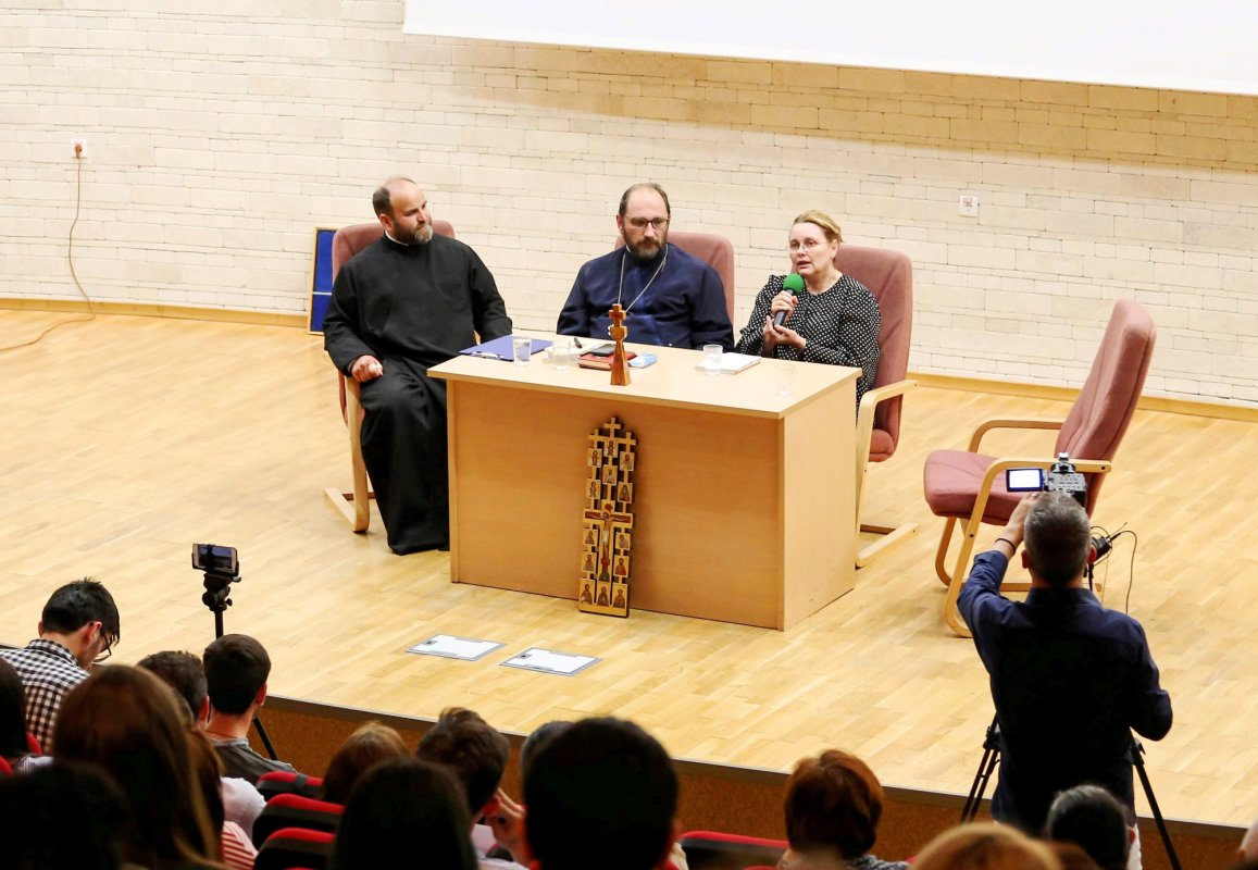 Conferința „Crucea-axa satului românesc de odinioară”, la Sibiu 18794