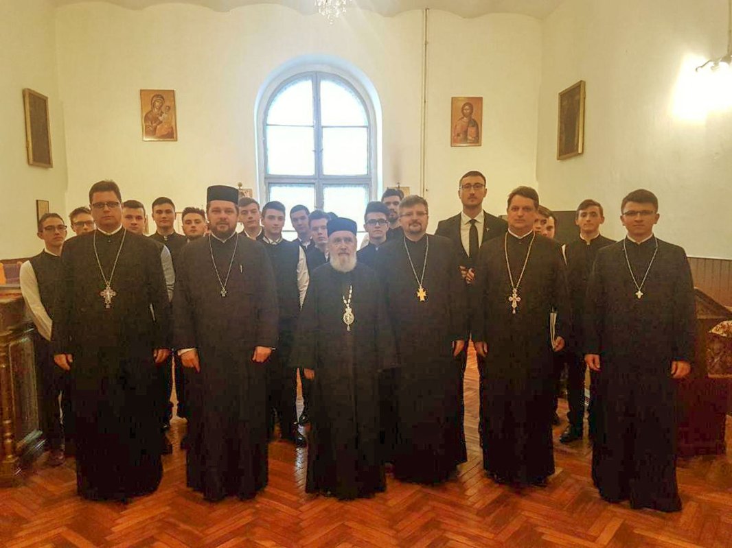 Seminariștii arădeni au susținut examenul de certificare a competențelor profesionale în prezența ierarhului locului 18734