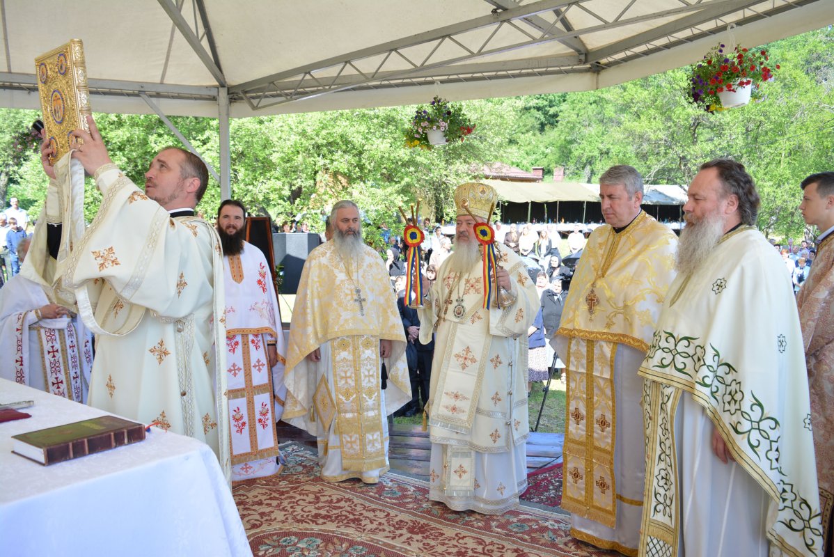 Slujiri arhiereşti la hramul Sfântului Apostol și Evanghelist Ioan 18709