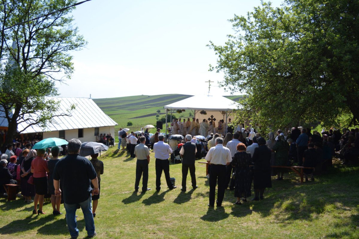 Slujiri arhiereşti la hramul Sfântului Apostol și Evanghelist Ioan 18711