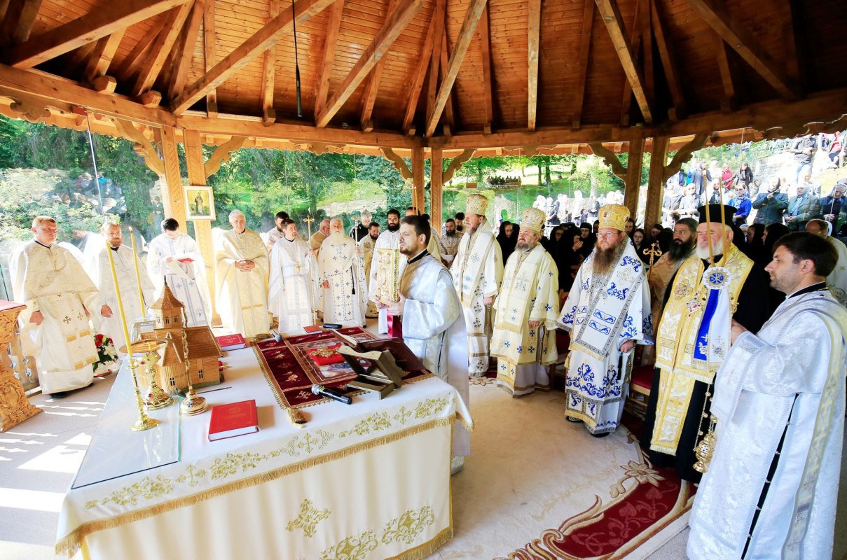 Slujiri arhiereşti la hramul Sfântului Apostol și Evanghelist Ioan 18712