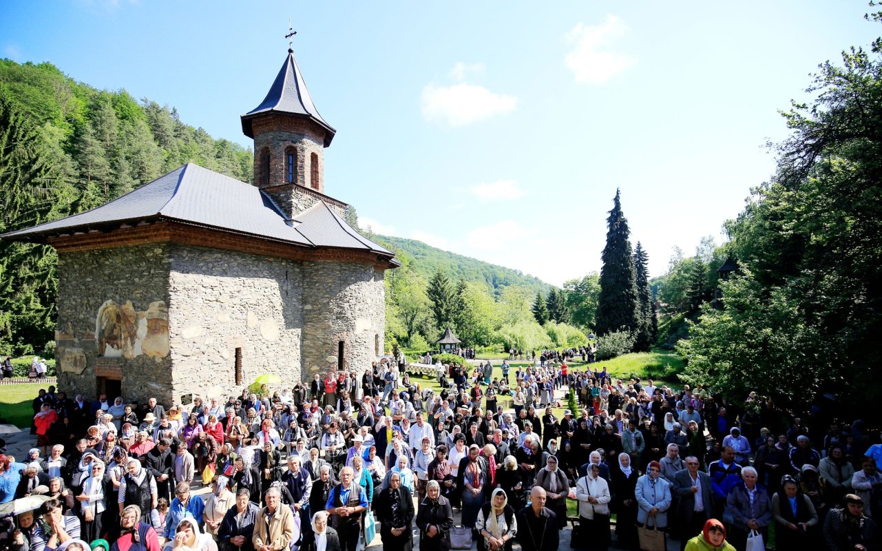 Slujiri arhiereşti la hramul Sfântului Apostol și Evanghelist Ioan 18713