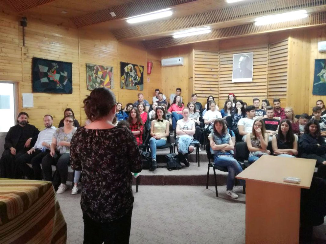 Întâlnire şi discuţii cu liceenii şi seminariştii râmniceni 18662