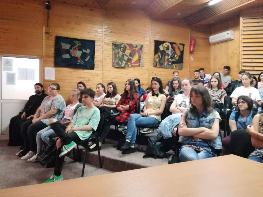 Întâlnire şi discuţii cu liceenii şi seminariştii râmniceni 18663