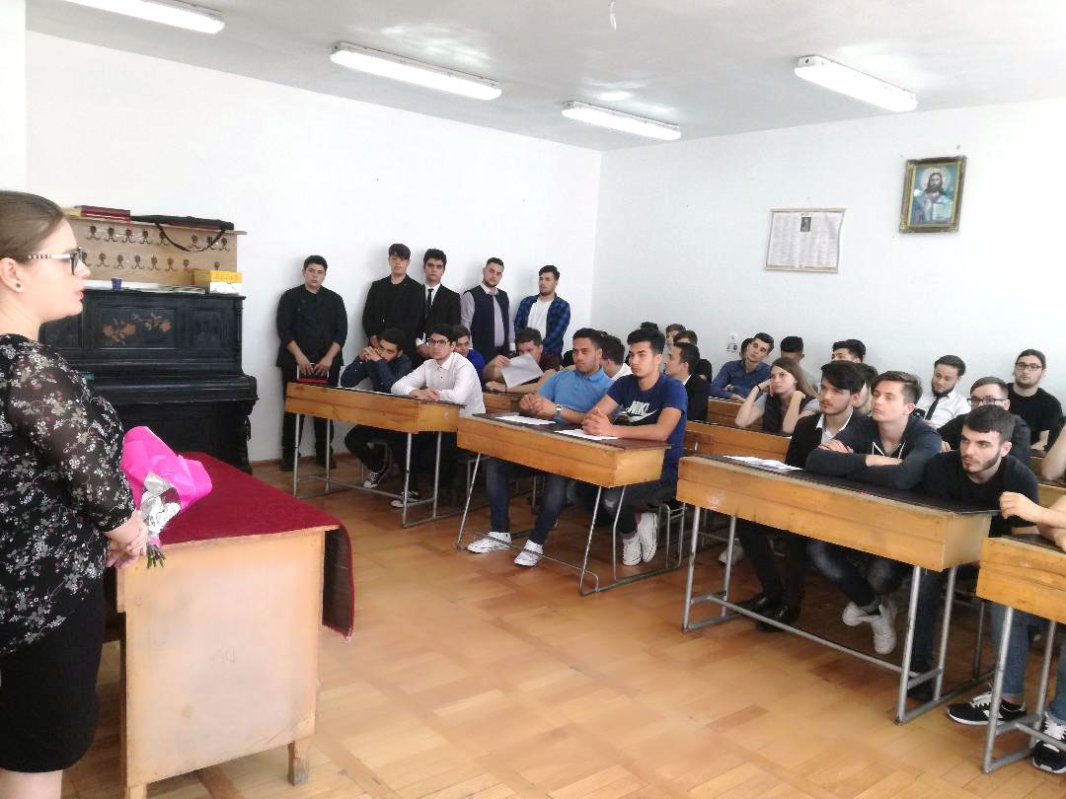 Întâlnire şi discuţii cu liceenii şi seminariştii râmniceni 18664