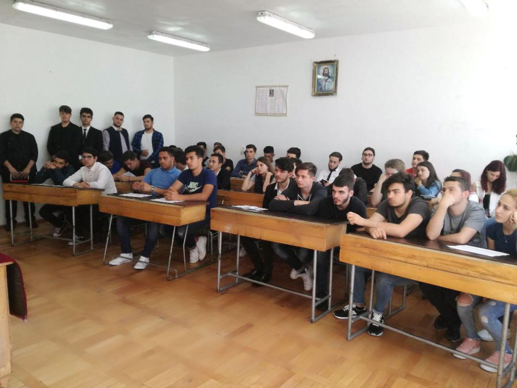 Întâlnire şi discuţii cu liceenii şi seminariştii râmniceni 18665