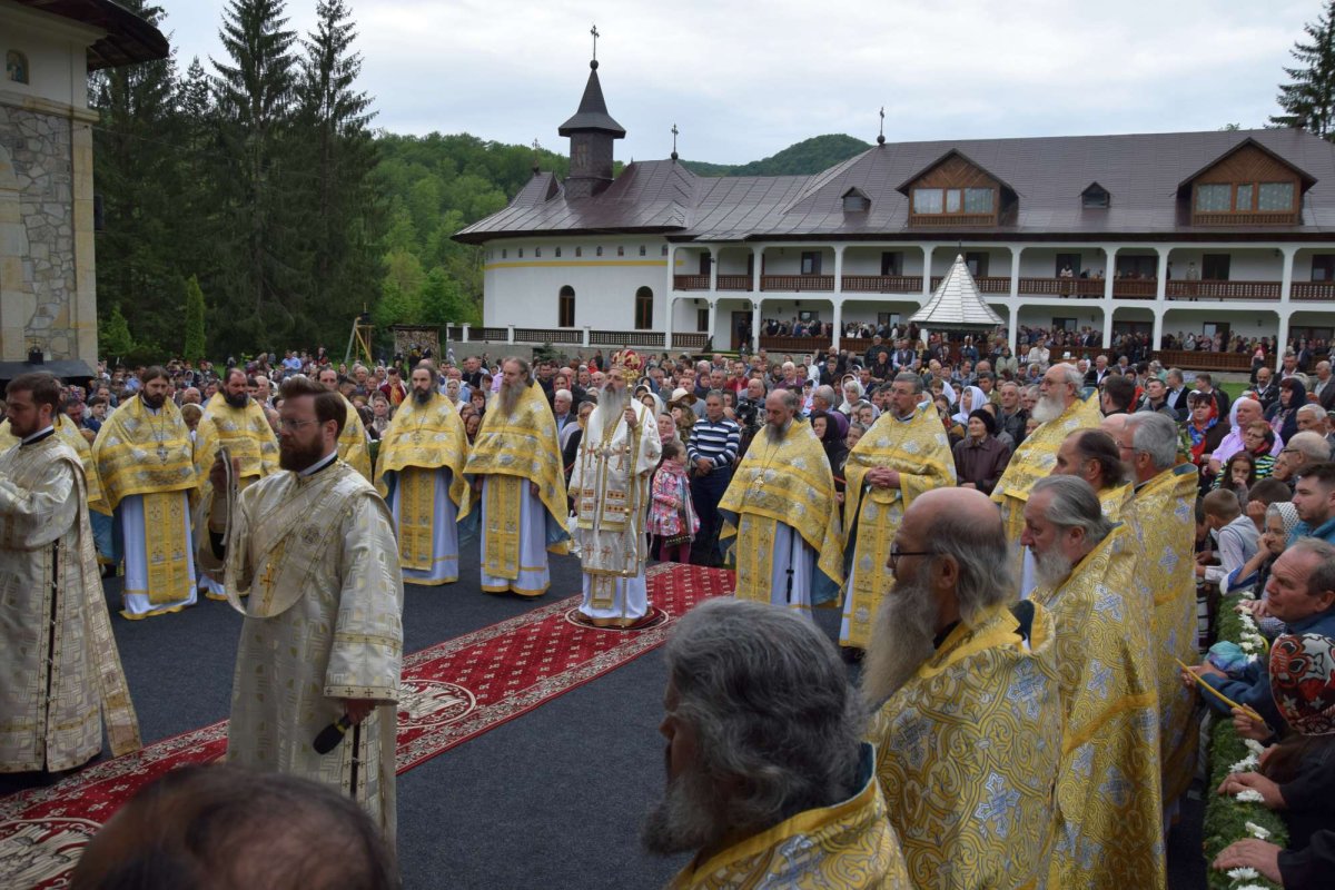 Paraclisul Schitului nemţean Icoana Nouă a fost sfinţit 18485