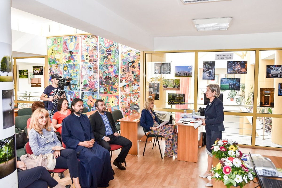 Conferinţă în sprijinul familiei creştine la Râmnic 18216