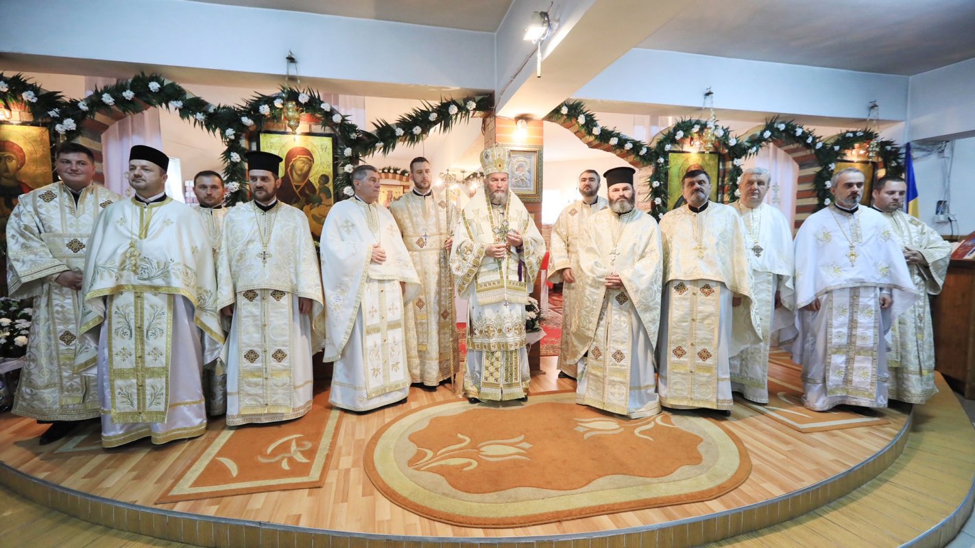 Slujiri arhiereşti la praznicul Înălţării Domnului şi cinstire pentru eroi 18115