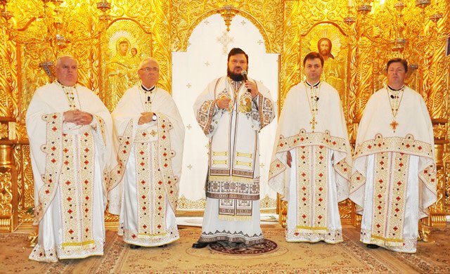 Slujiri arhiereşti la praznicul Înălţării Domnului şi cinstire pentru eroi 18119