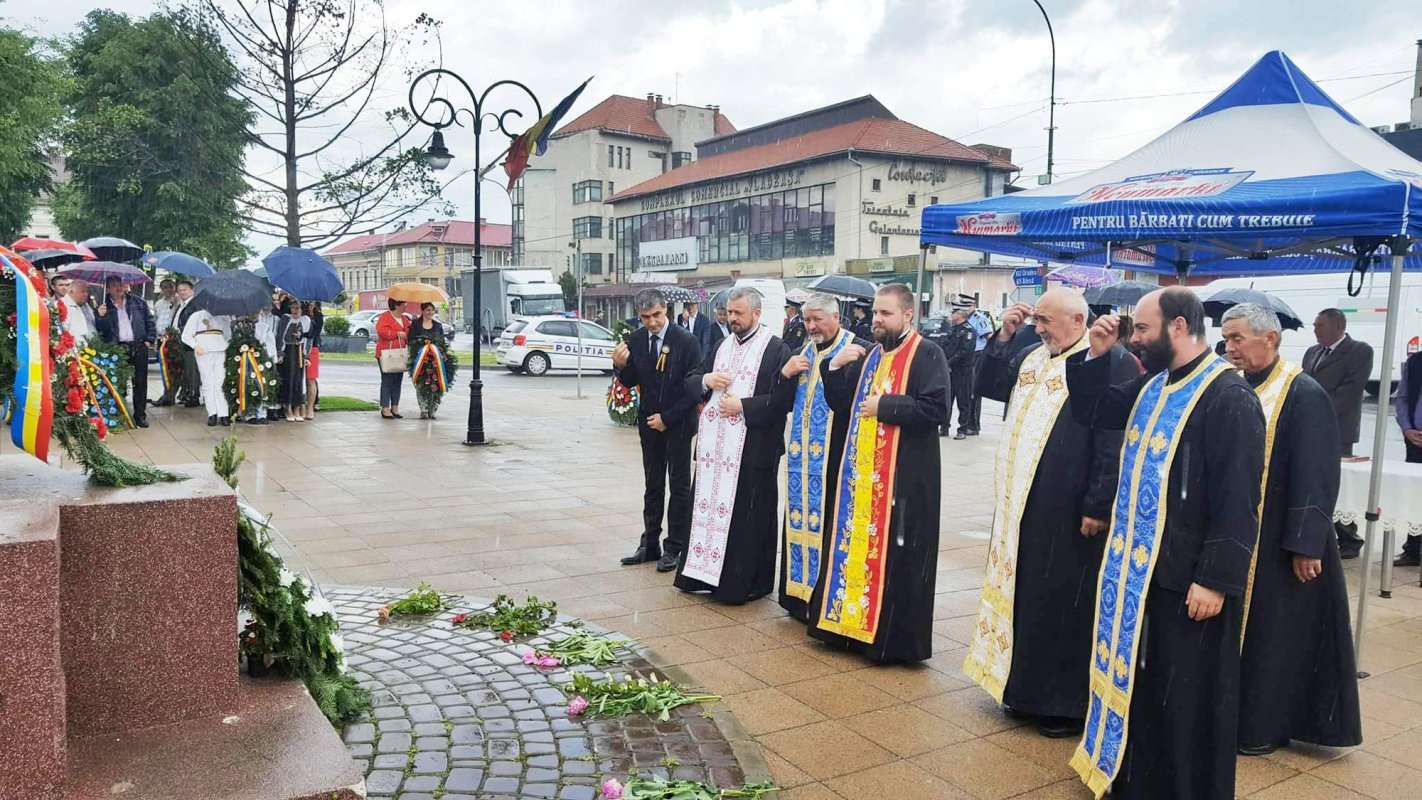 Slujiri arhiereşti la praznicul Înălţării Domnului şi cinstire pentru eroi 18120