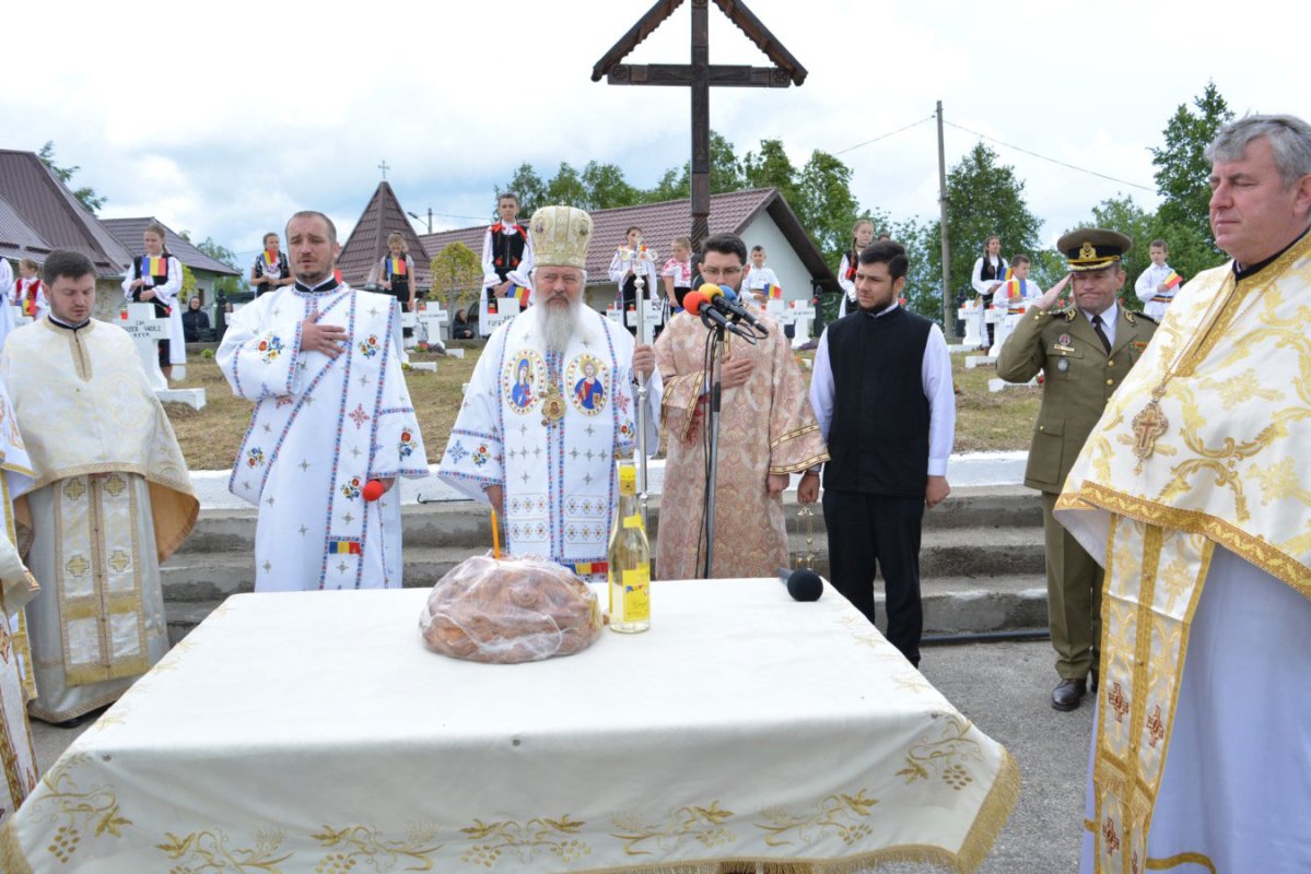Slujiri arhiereşti la praznicul Înălţării Domnului şi cinstire pentru eroi 18123