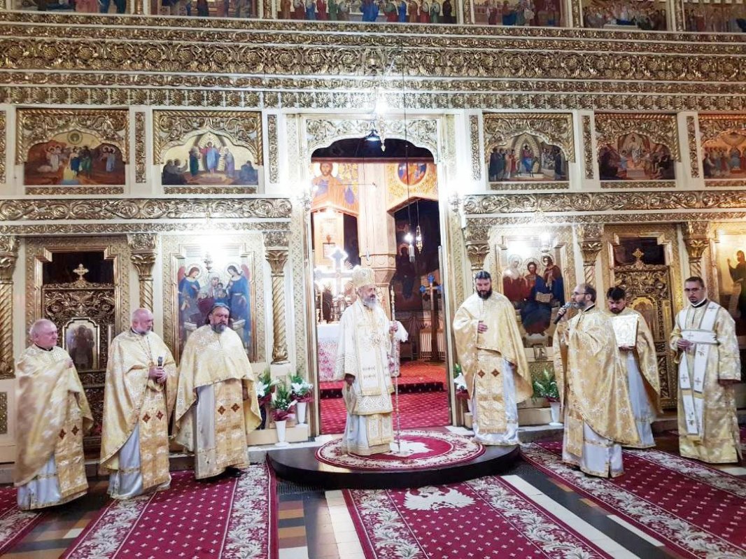 Slujiri arhiereşti la praznicul Înălţării Domnului şi cinstire pentru eroi 18125
