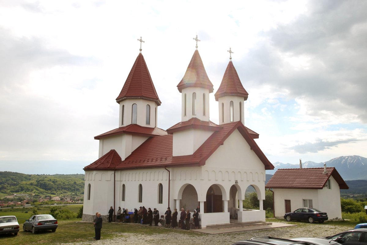 Slujiri arhiereşti la praznicul Înălţării Domnului şi cinstire pentru eroi 18126